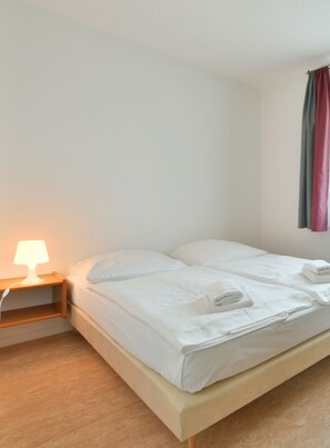 Economy Quadruple Room | Free WiFi, bed sheets - SKYAPPART Merseburg (Merseburg)