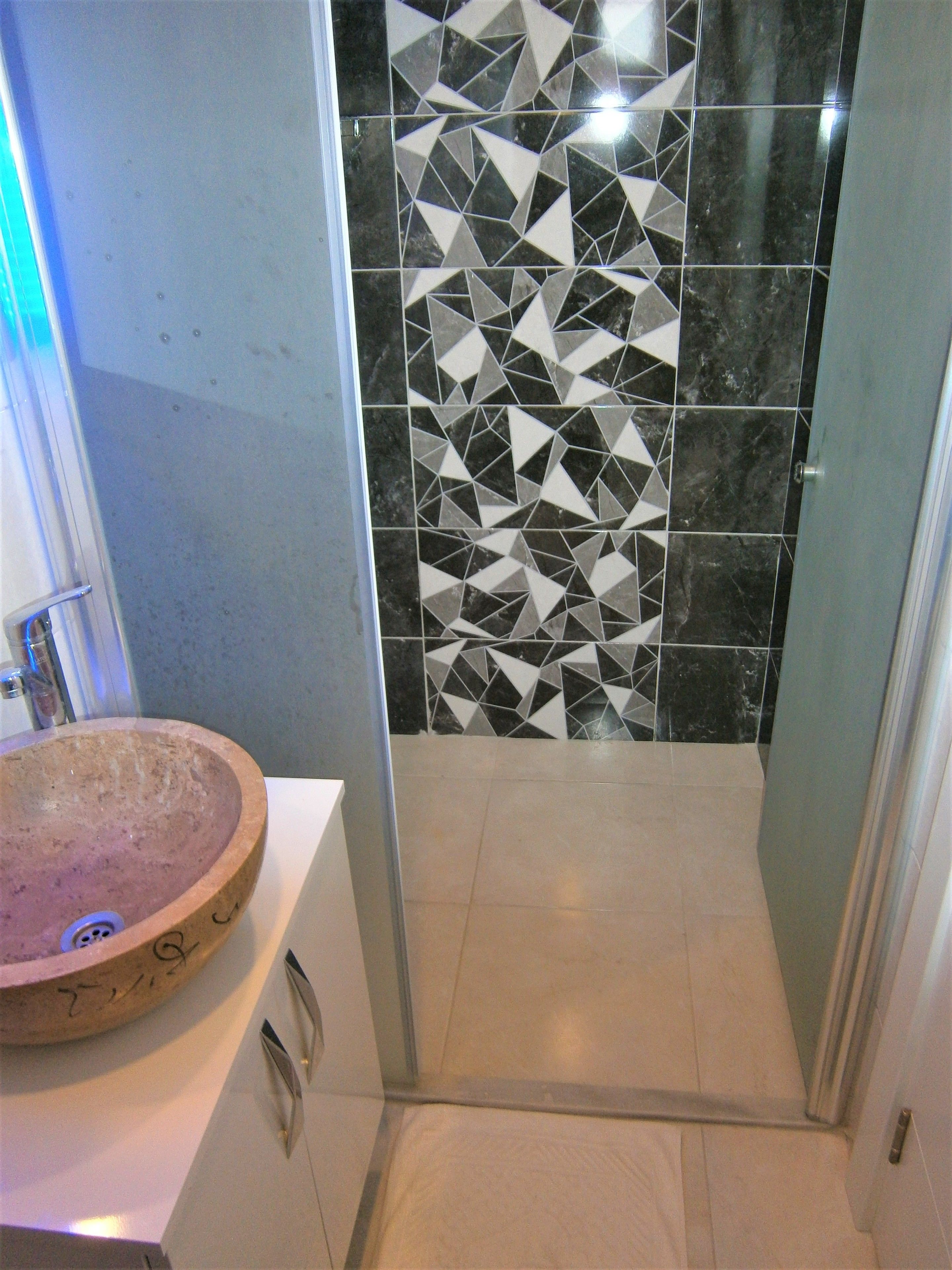 deluxe apartment | bathroom | shower, free toiletries, hair dryer, slippers