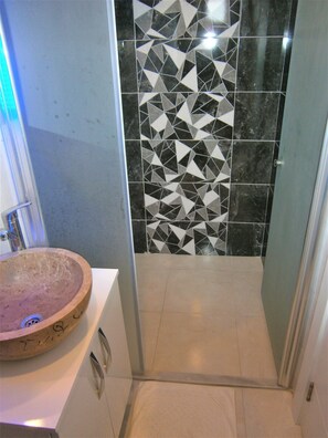 Deluxe Apartment | Bathroom | Shower, free toiletries, hair dryer, slippers - Kale Hotel (Bodrum)
