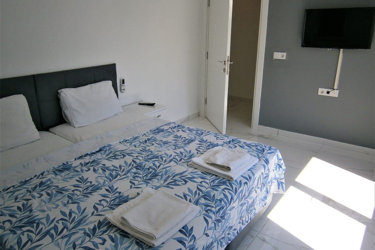 deluxe apartment | soundproofing, free cots/infant beds, rollaway beds, free wifi