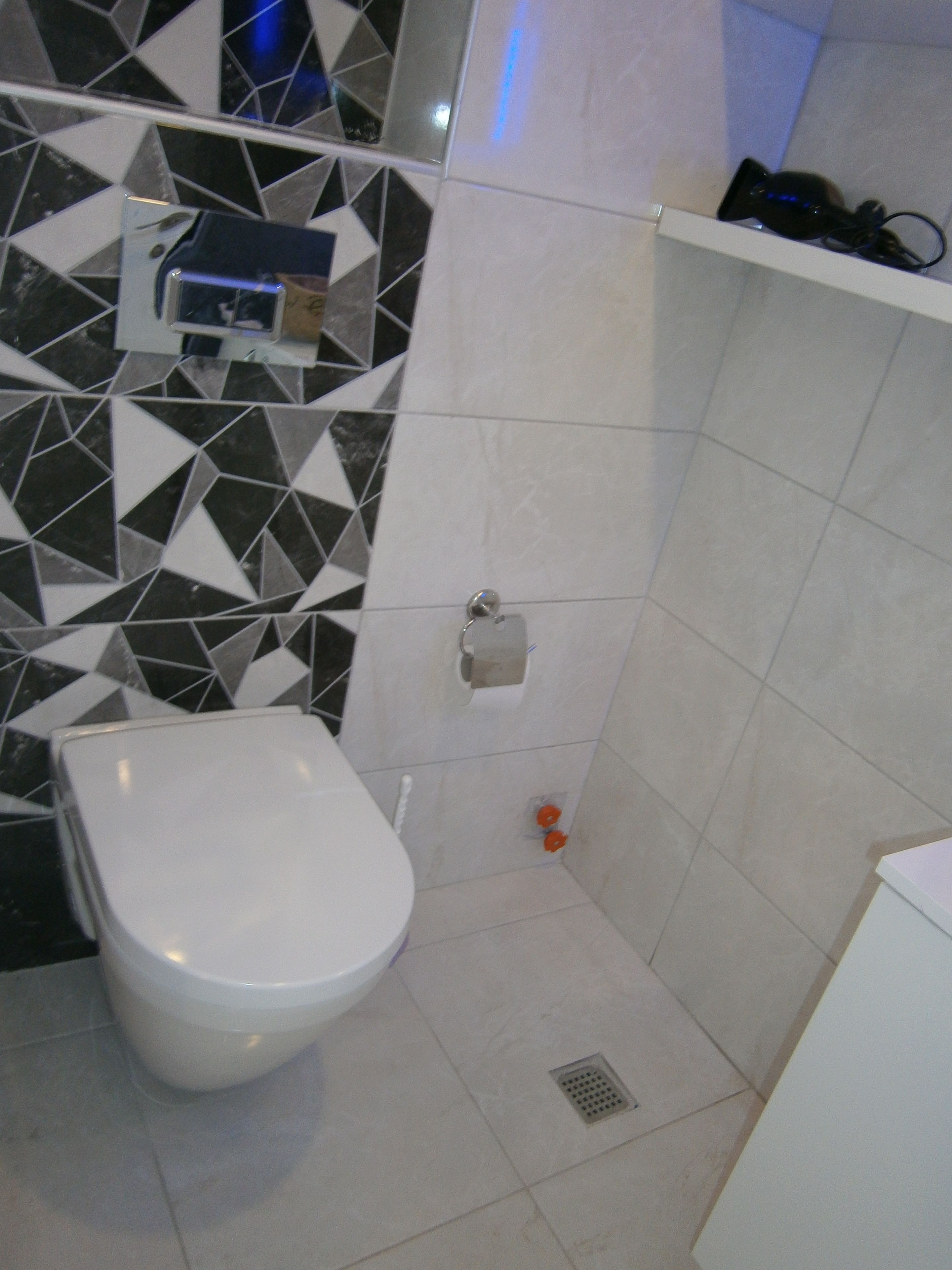 deluxe apartment | bathroom | shower, free toiletries, hair dryer, slippers