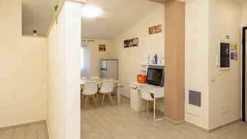 Exclusive-Apartment | Wohnzimmer | 32-Zoll-Smart-TV mit Digitalempfang, Netflix, Streaming-Dienste