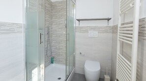 Shower, rainfall showerhead, free toiletries, hair dryer - Le Ghiande Guest House (Rome)