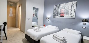 Premium bedding, down duvets, individually furnished, desk - Le Ghiande Guest House (Rome)