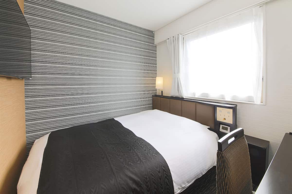 Een bureau, verduisterende gordijnen, gratis wifi, beddengoed