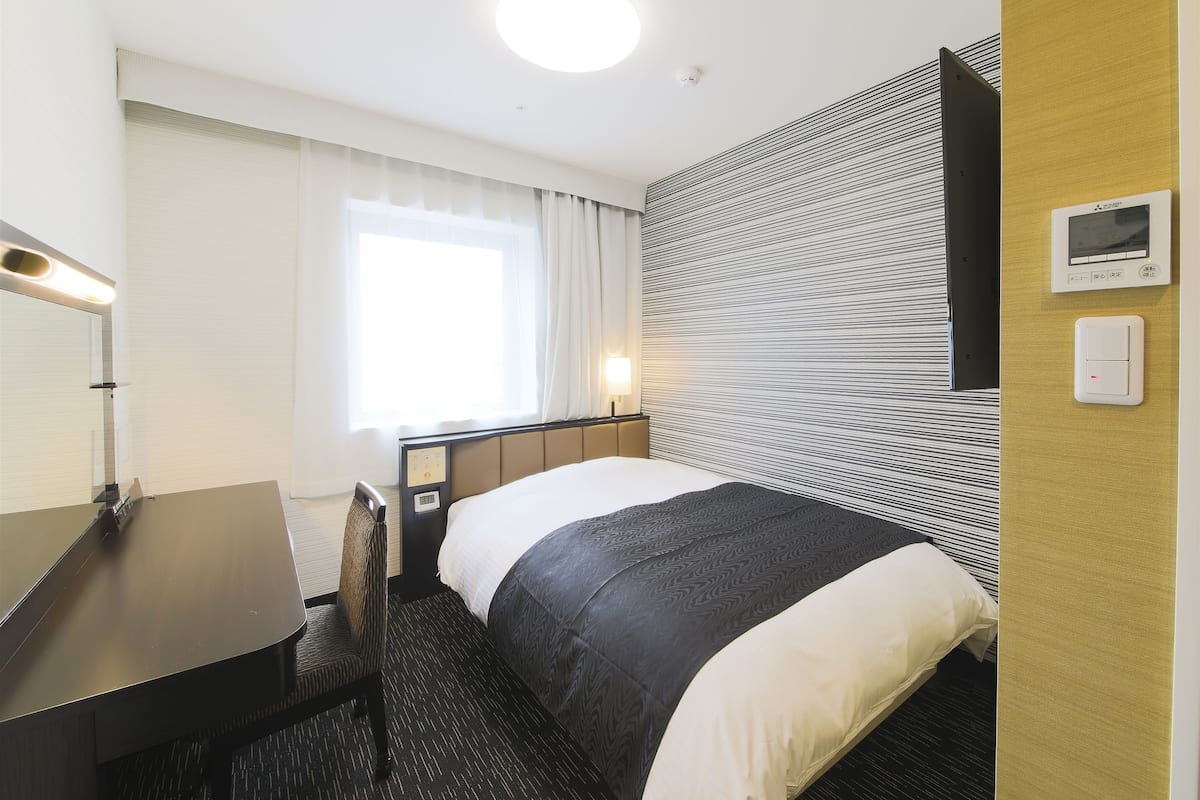 Een bureau, verduisterende gordijnen, gratis wifi, beddengoed