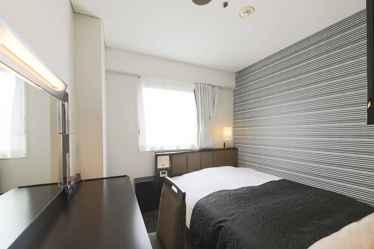 Een bureau, verduisterende gordijnen, gratis wifi, beddengoed