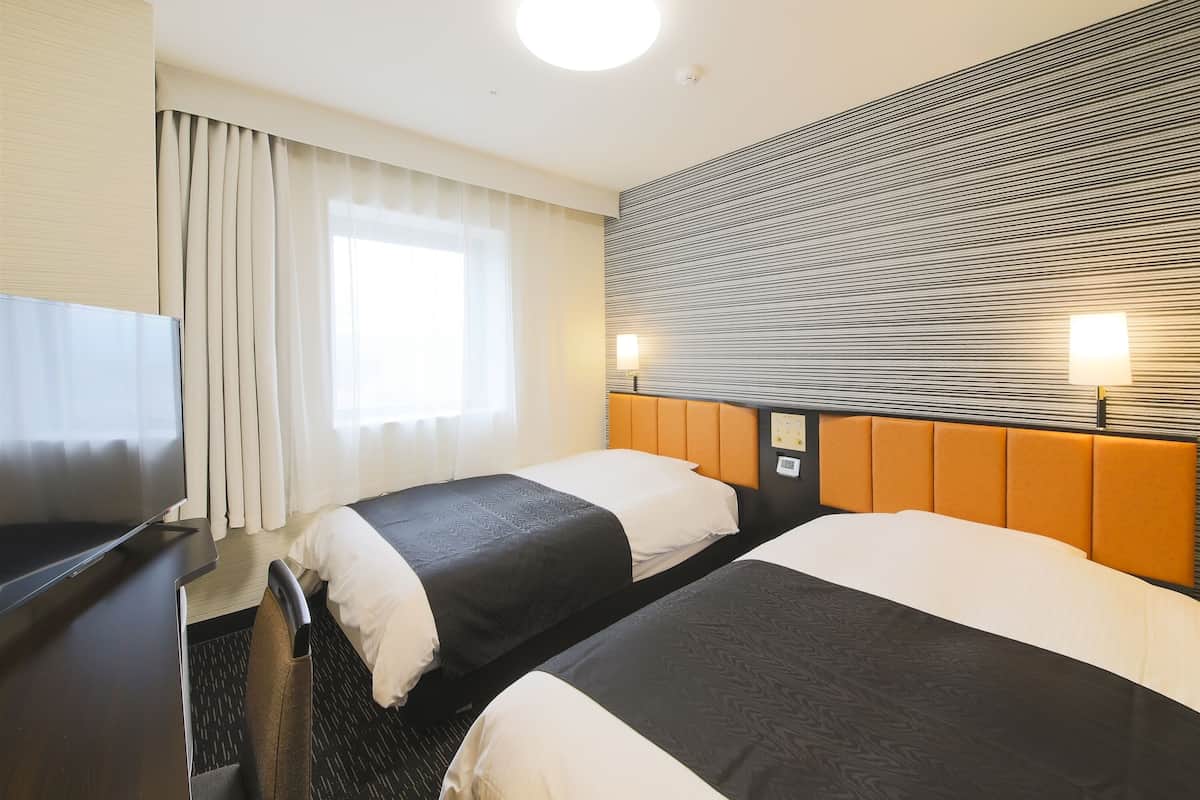 Een bureau, verduisterende gordijnen, gratis wifi, beddengoed