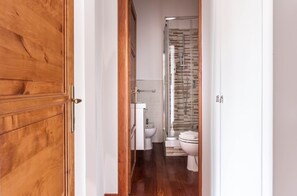 Standard Double Room, Balcony | Bathroom | Shower, free toiletries, hair dryer, towels - Torripa Group - Prati (Rome)