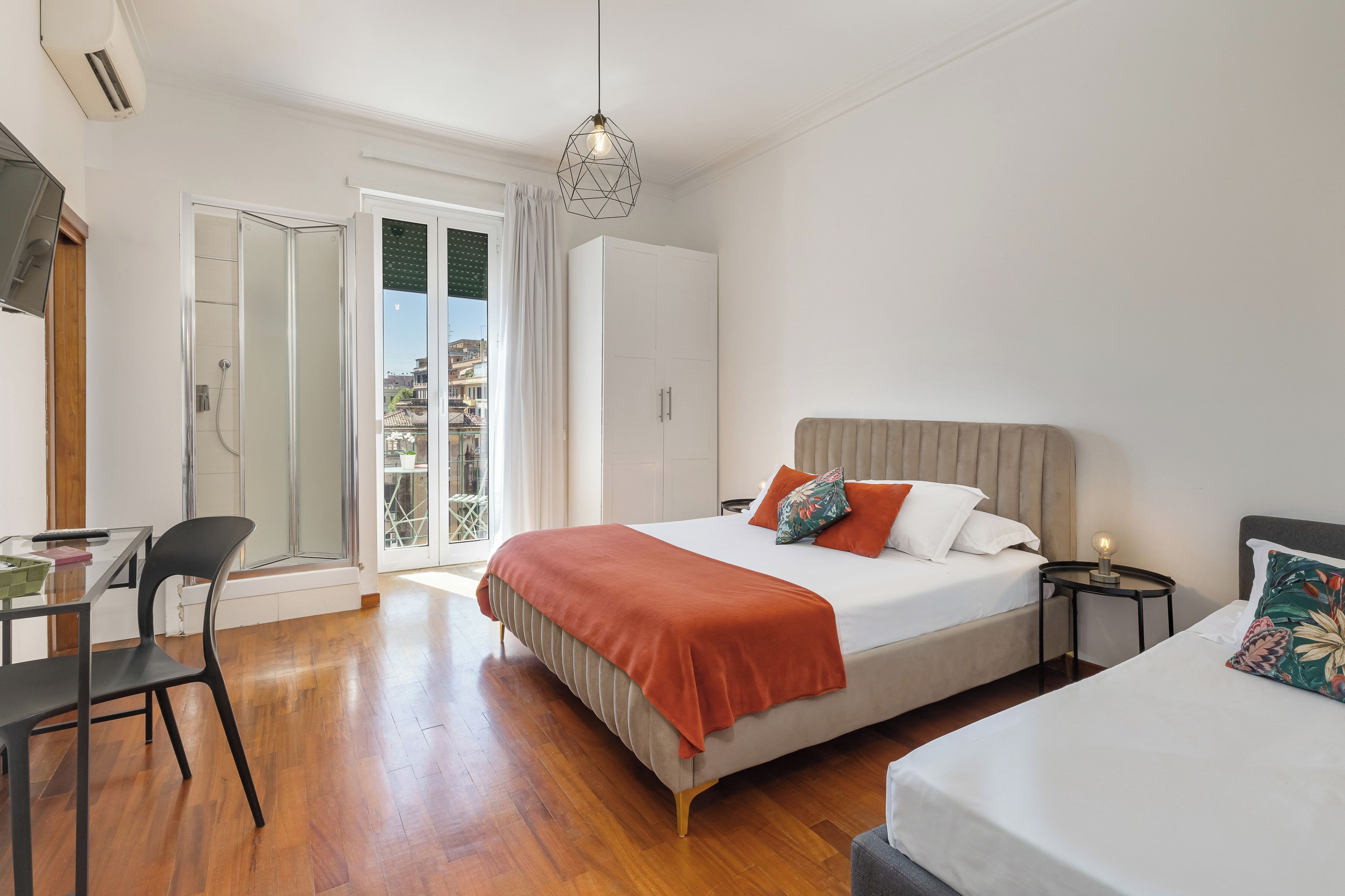 Ein modernes Schlafzimmer mit Bett, Schreibtisch und Stuhl.