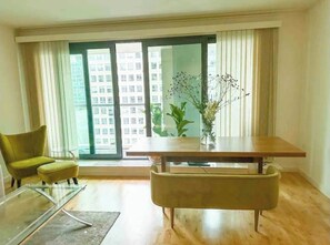 城市公寓, 2 间卧室 | 起居区 | 平板电视