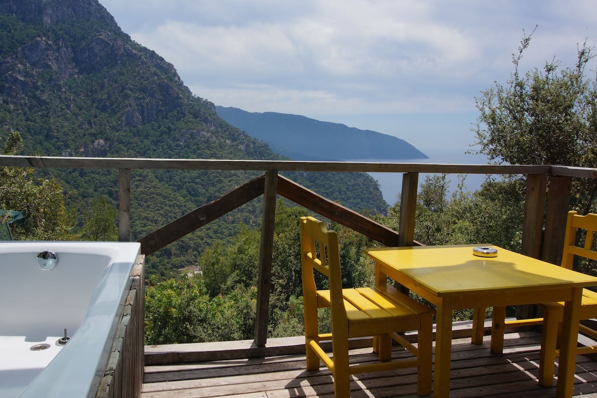 Deluxe Bungalow, Jetted Tub, Sea View | 1 bedroom, bed sheets