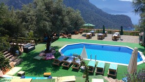 Alberca al aire libre por temporada y sombrillas en la alberca