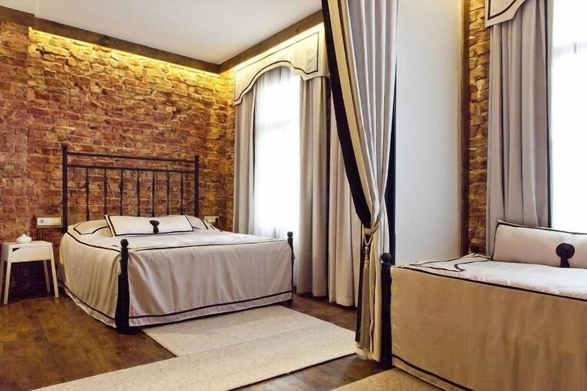 Premium bedding, in-room safe, desk, iron/ironing board