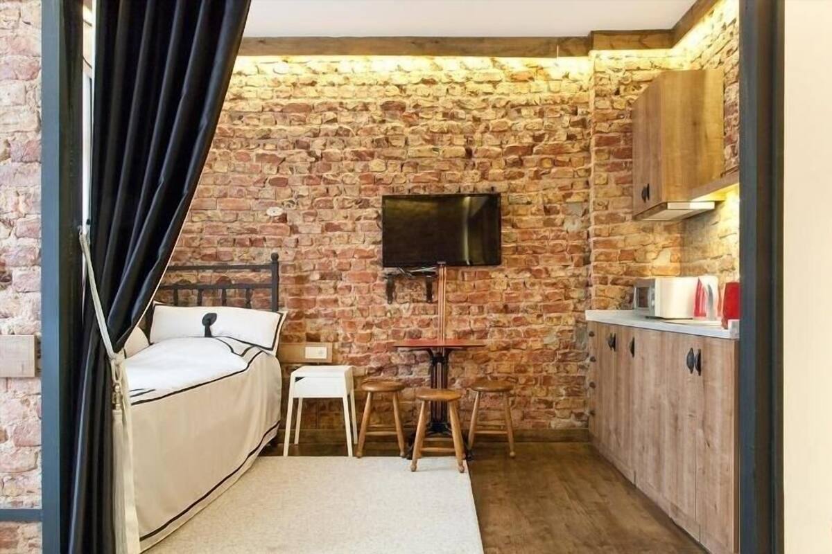 Premium bedding, in-room safe, desk, iron/ironing board