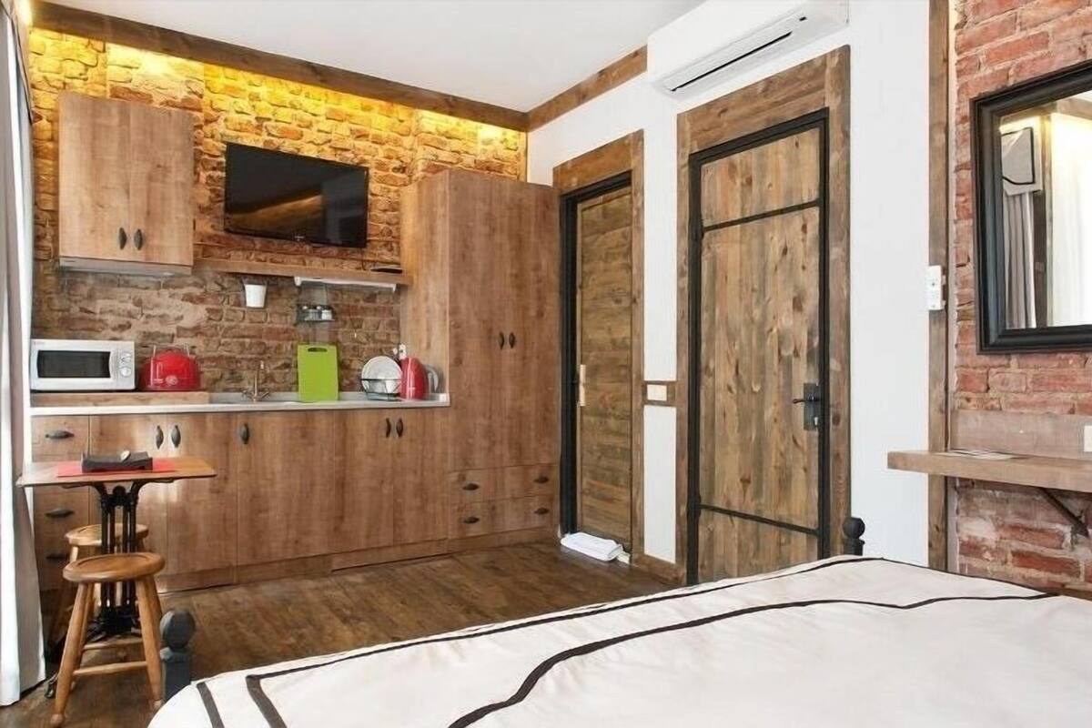 Premium bedding, in-room safe, desk, iron/ironing board