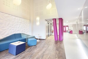 Coin salon dans le hall