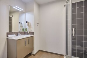 Standard Studio (2 People) | Bathroom - Appart Hotel Odalys City Marseille Le Dôme (Marseille)