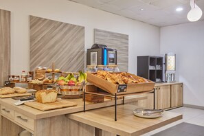 Daily cooked-to-order breakfast (EUR 14 per person) - Appart Hotel Odalys City Marseille Le Dôme (Marseille)