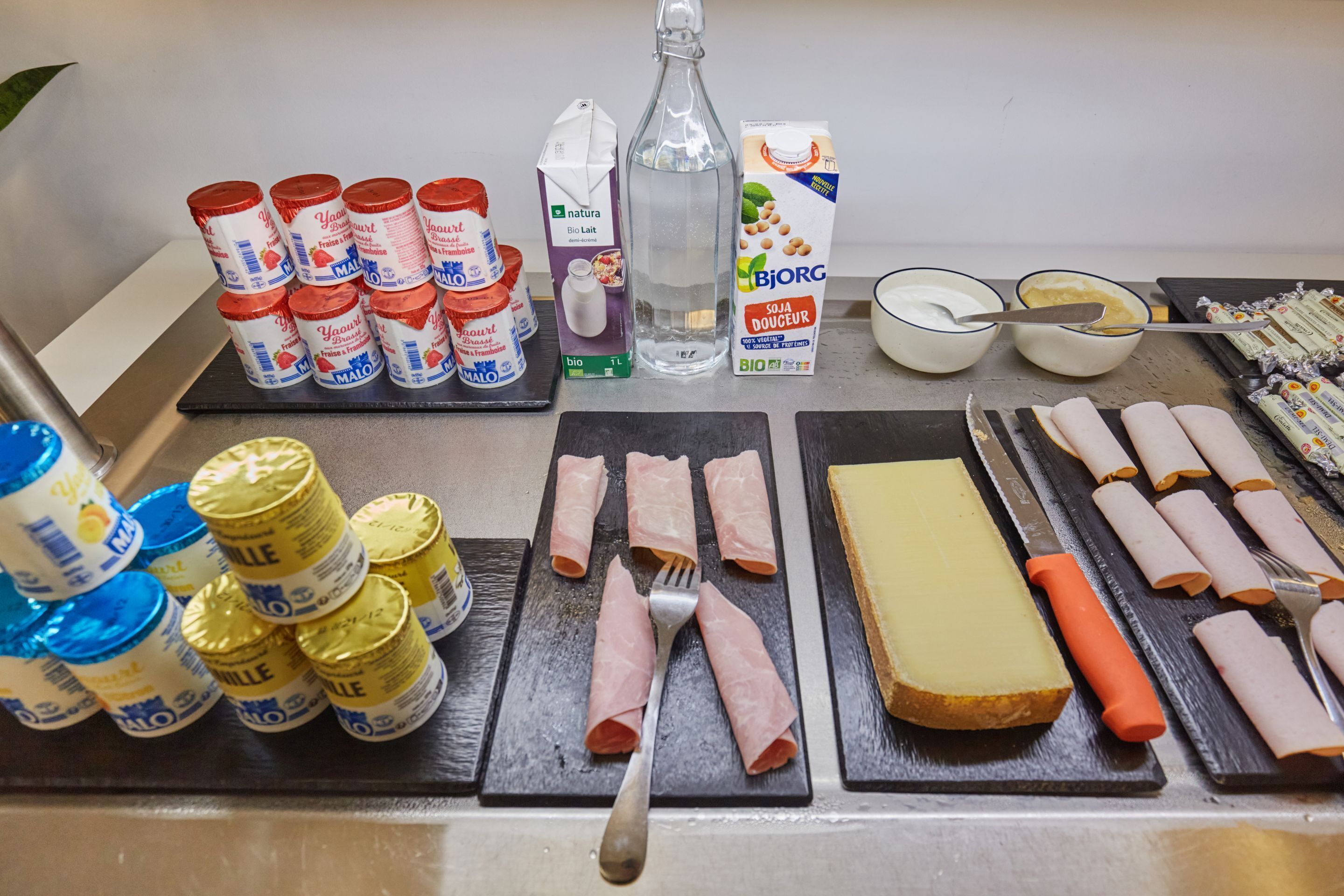 Una mesa de desayuno con diversos alimentos y condimentos.