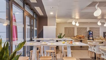 Desayuno a la carta (EUR 14 por persona)