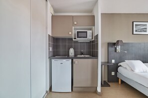 Standard Studio (2 People) | Desk, soundproofing, free cribs/infant beds, free WiFi - Appart Hotel Odalys City Marseille Le Dôme (Marseille)