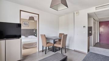 Appartement, 1 chambre (4 People) | Bureau, chambres insonorisées, lits bébé (gratuits), Wi-Fi gratuit