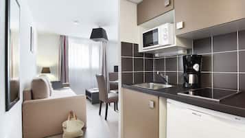 Frigorífico, microondas, placa de cocina y hervidor eléctrico