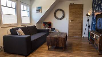 Suite, 1 Schlafzimmer, Strandnähe | Wohnzimmer | 32-Zoll-Flachbildfernseher mit Satellitenempfang, Fernseher