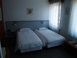 Desk, iron/ironing board, free cots/infant beds, free WiFi - Le Relais Vauban (Abbeville)