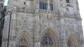 Een gotische kathedraal met ingewikkelde stenen beeldhouwwerken en grote gewelfde ramen.