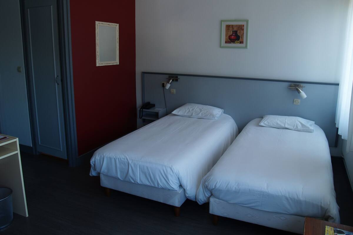 Habitación con 2 camas individuales | Escritorio, tabla de planchar con plancha y cunas gratuitas
