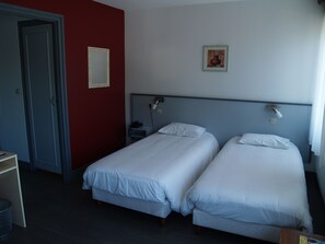 Twin Room | Desk, iron/ironing board, free cribs/infant beds, free WiFi - Le Relais Vauban (Abbeville)