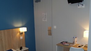 Skrivebord, strykejern/-brett og barnesenger (inkludert)