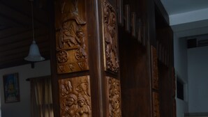 A staircase with intricate wooden carvings on the handrails. - Muduna Walawwa Resort (Kandy)