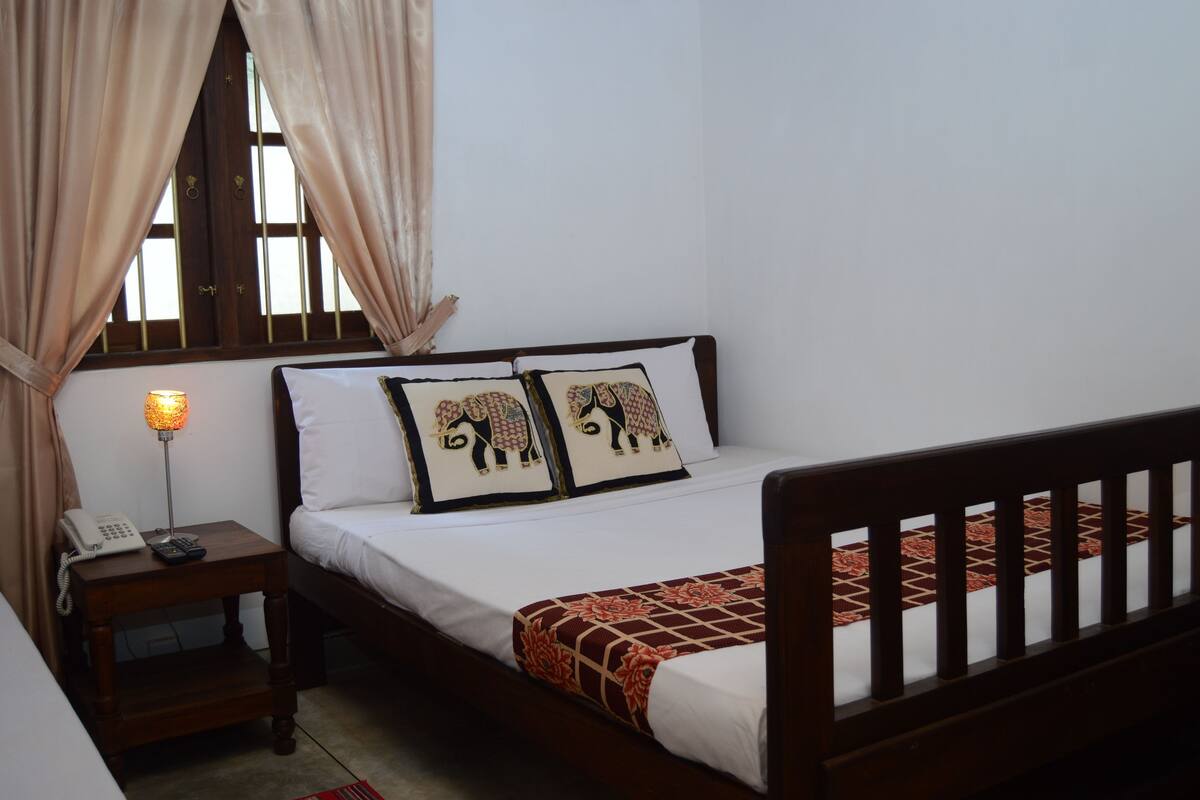 Deluxe Triple Room | Premium bedding, desk, iron/ironing board (on request), WiFi (free)