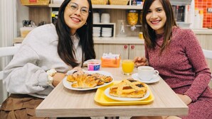 Two people sitting at a table with food and drinks. - Vatican Relais Rome (Rome)