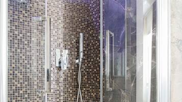 Ducha, artículos de tocador gratuitos, secador de pelo, pantuflas