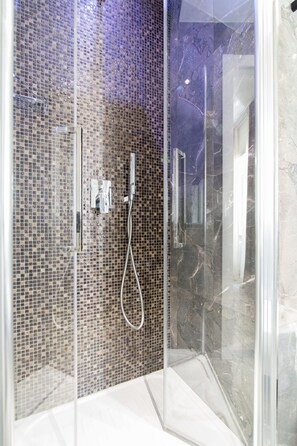 Deluxe-værelse - boblebad | Badeværelse | Bruser, gratis toiletartikler, hårtørrer, hjemmesko