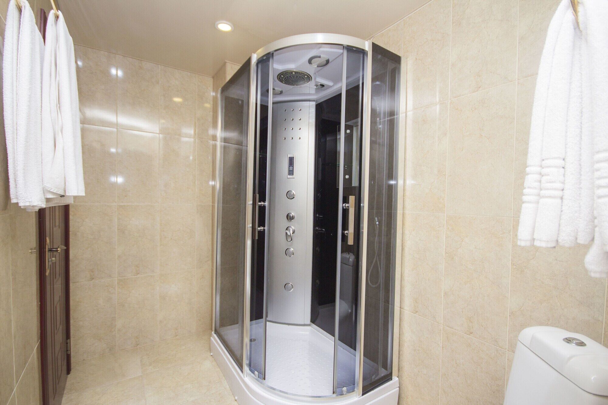 Badezimmer | Designer-Toilettenartikel, Haartrockner, Bademäntel, Hausschuhe