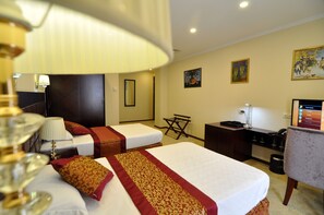 Deluxe Twin Room | Living area | Flat-screen TV - Velvet Hotel (Tbilisi)