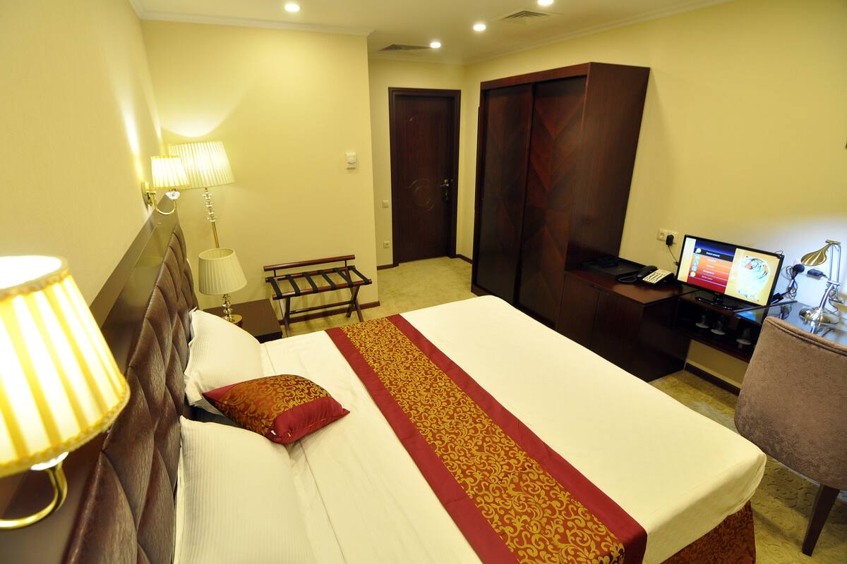 Premium bedding, pillowtop beds, minibar, in-room safe