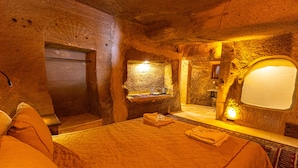 A room with a bed, a small table, and a mirror. - Taskonak Hotel (Nevsehir)