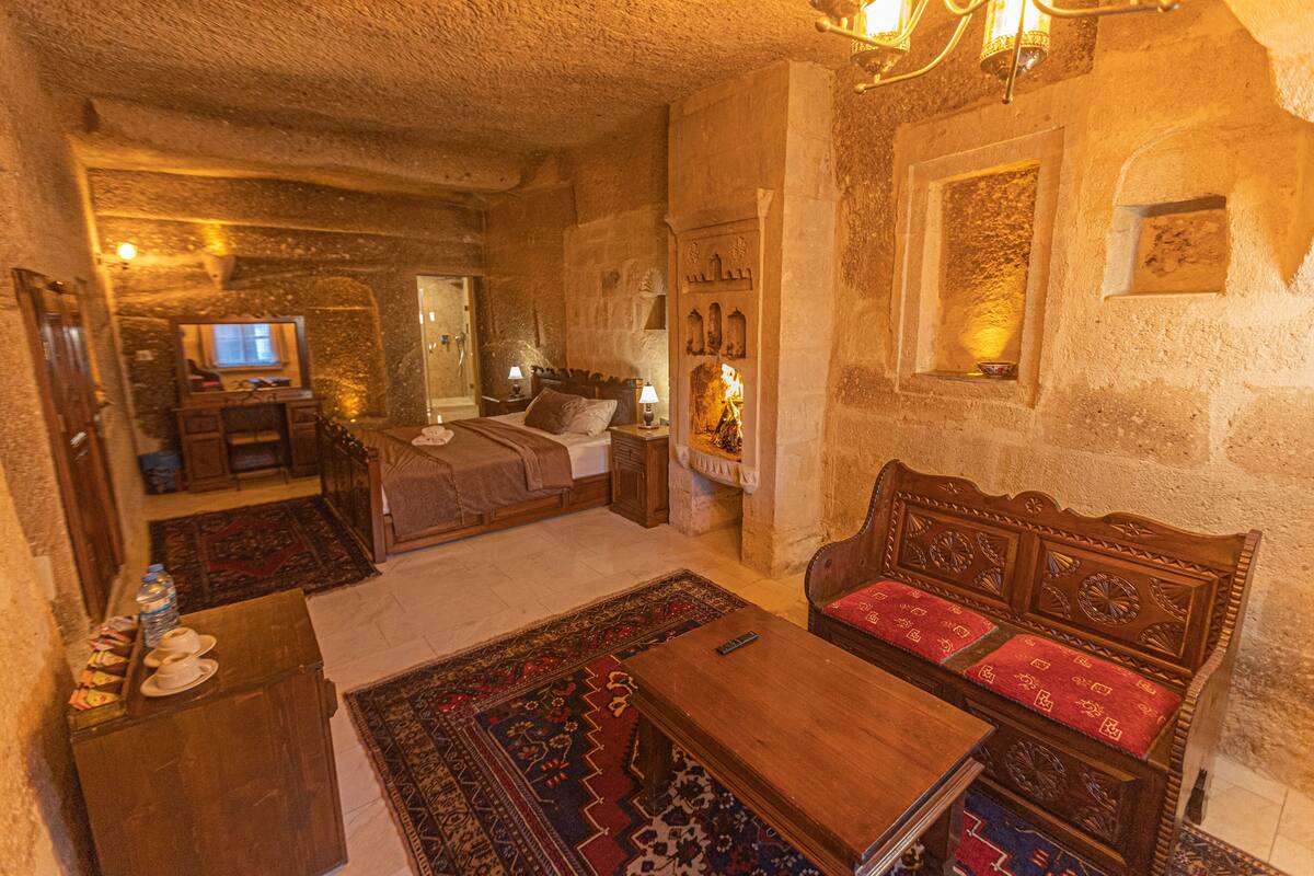 أغطية فراش متميزة وميني بار وخزنة داخل الغرفة ومكواة/لوح كي