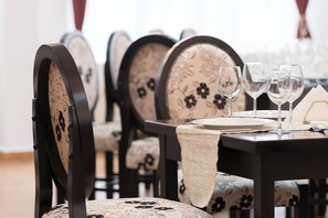 Breakfast, lunch, dinner served; international cuisine  - Hotel Athos Rmt (Cluj-Napoca)