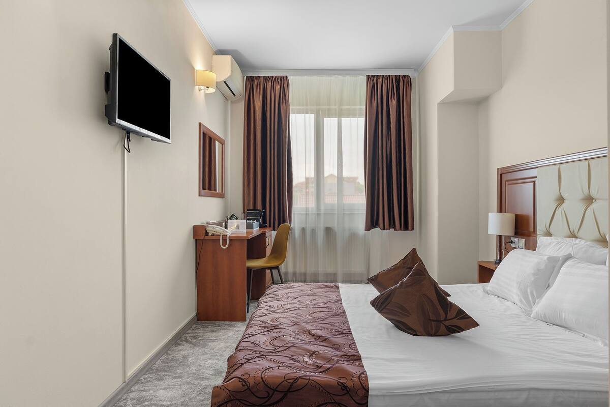 Economy tweepersoonskamer, 1 queensize bed | 1 slaapkamer, luxe beddengoed, een minibar, een kluis op de kamer