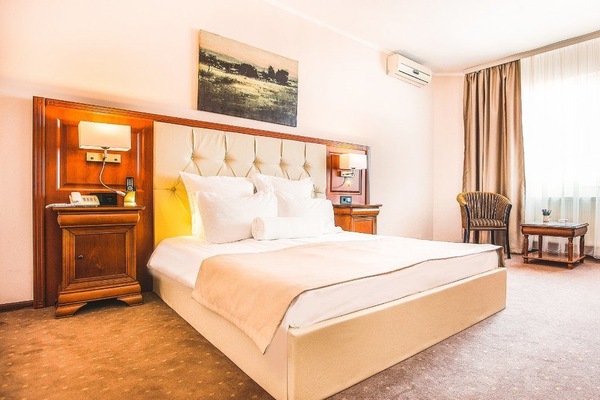 Luxe beddengoed, een minibar, een kluis op de kamer, een bureau