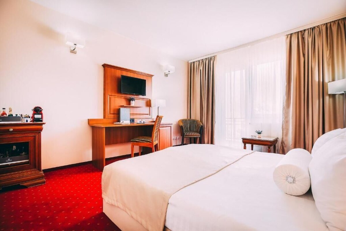 Premium bedding, minibar, in-room safe, desk