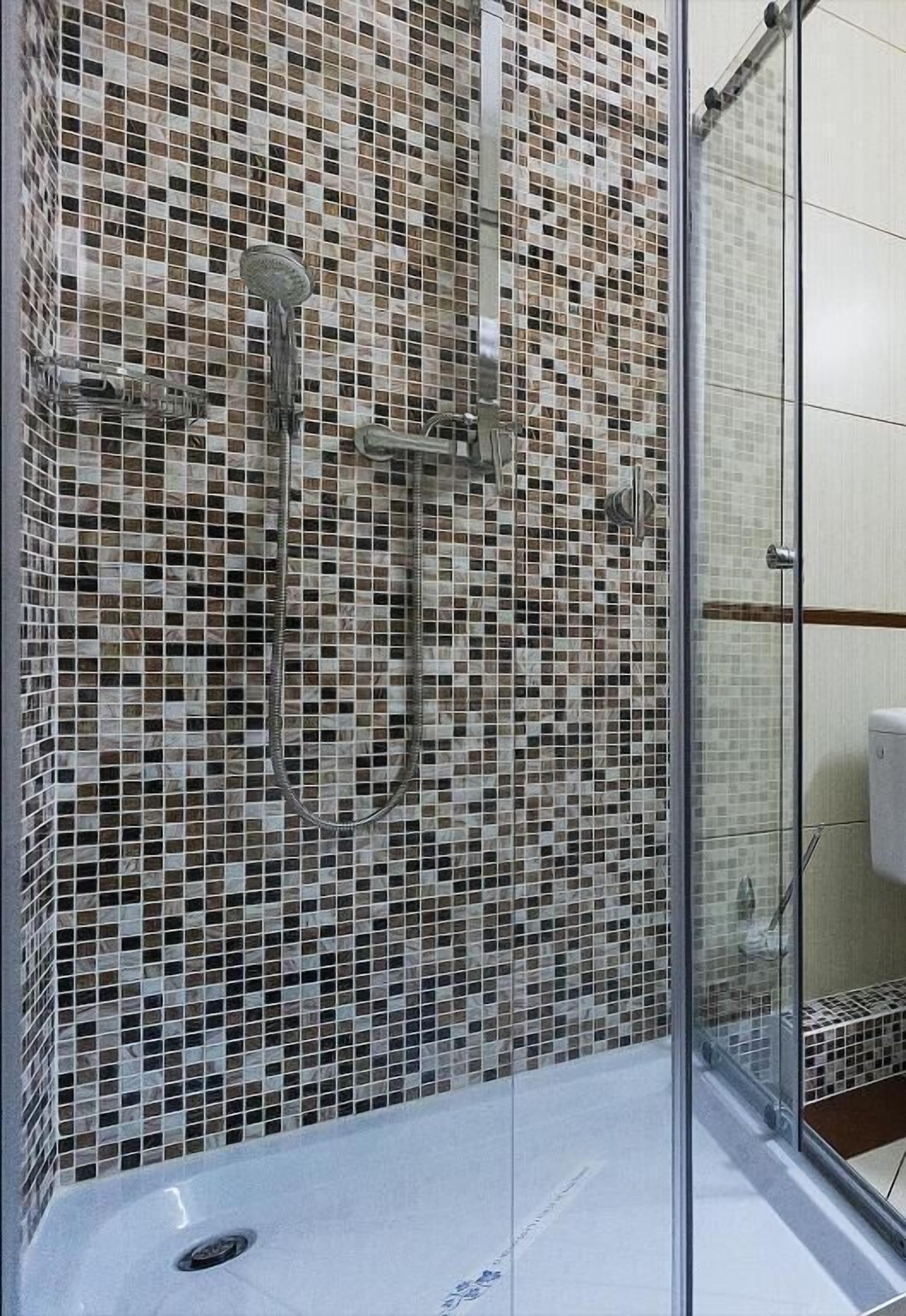 standard double or twin room, 1 queen bed | bathroom | shower, rainfall showerhead, free toiletries, hair dryer