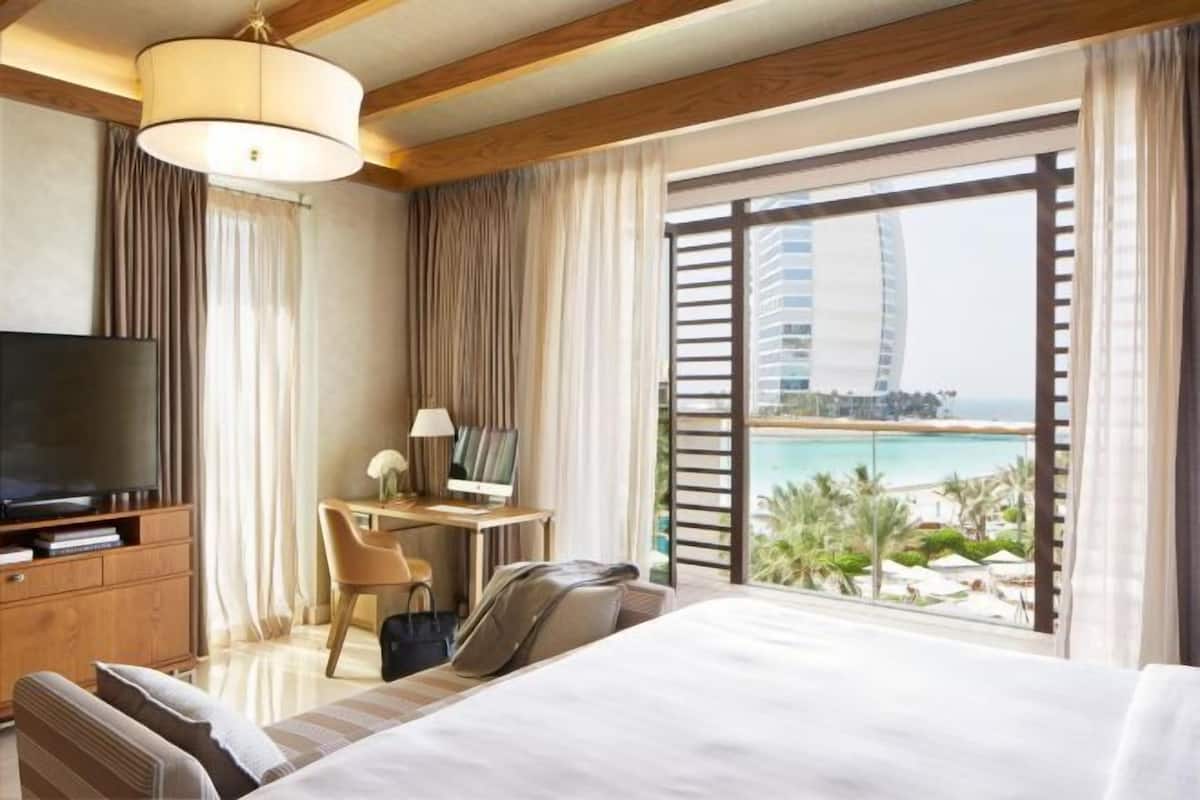 1 bedroom, premium bedding, minibar, in-room safe